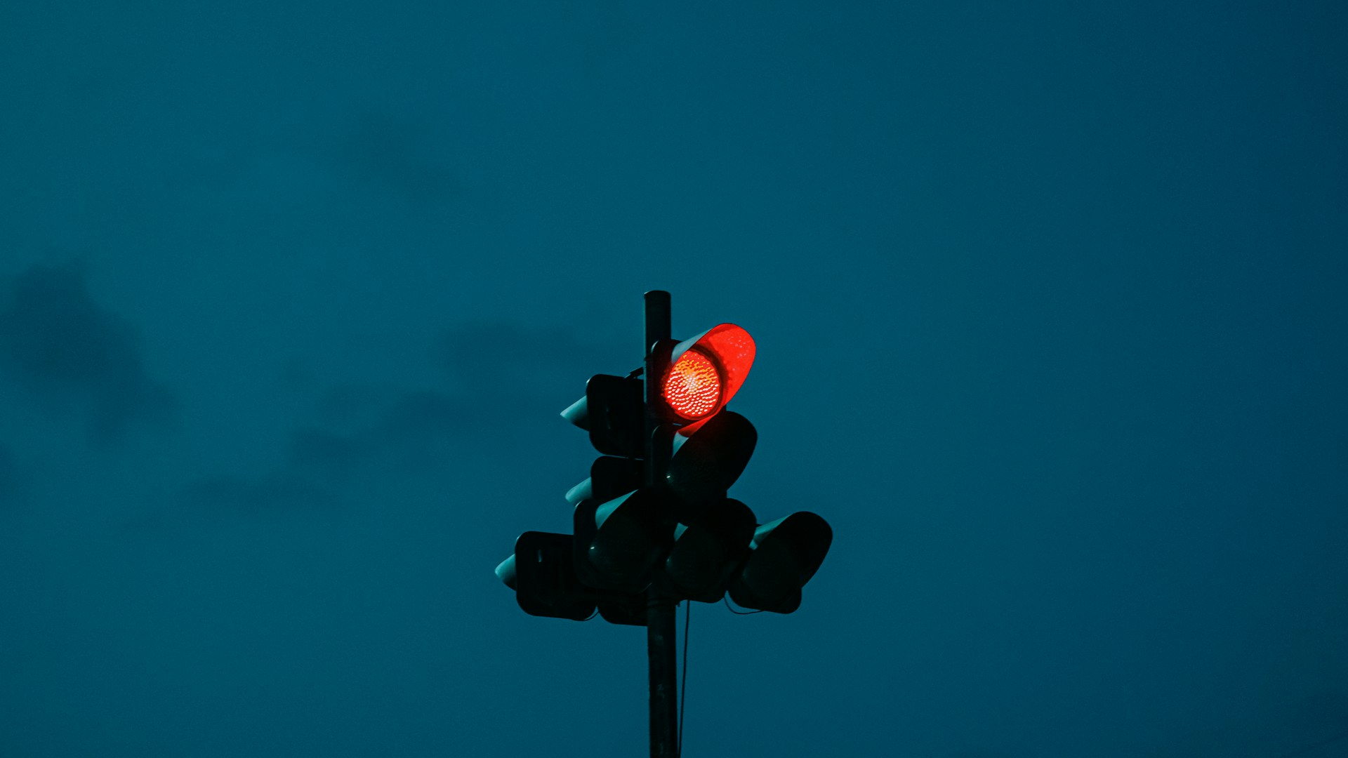 Nihal Prabhudesai/Unsplash/Red light